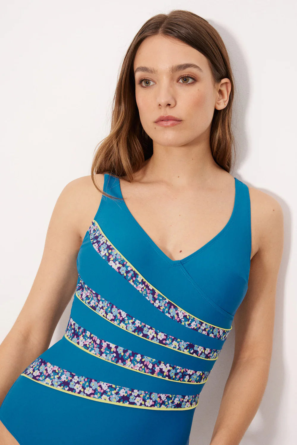 Costume da bagno snellente con ferretto e motivo floreale blu, coppa B
