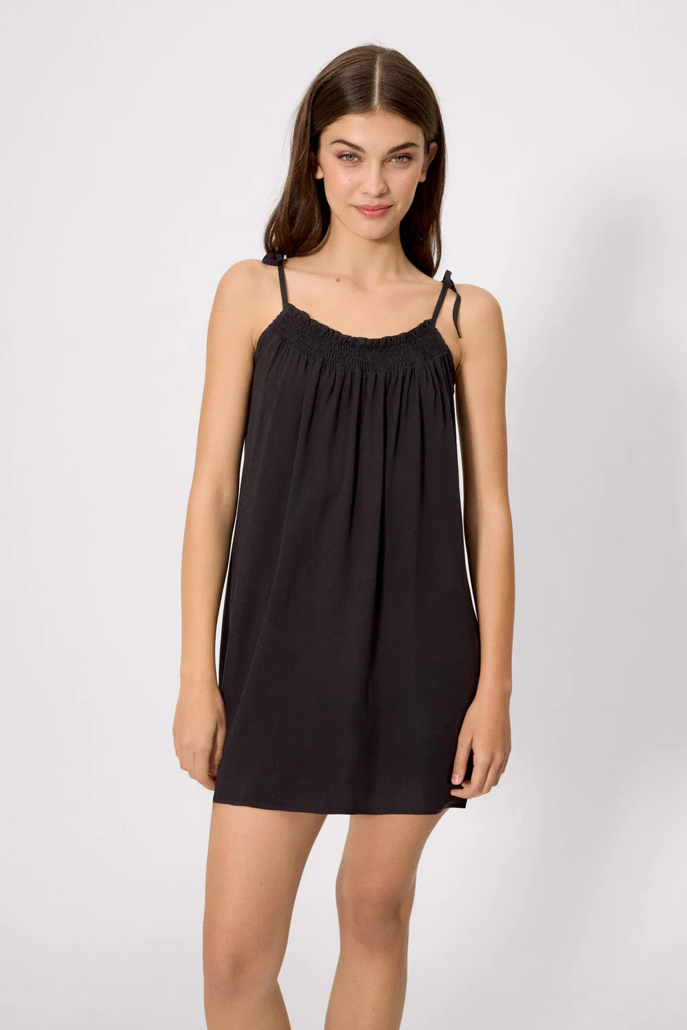 Abito corto in tessuto leggero, spalline annodabili per regolazione; linea sopra il ginocchio, stile basic versatile.