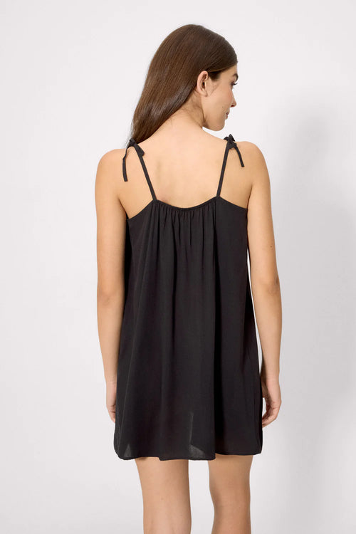 Abito corto in tessuto leggero, spalline annodabili per regolazione; linea sopra il ginocchio, stile basic versatile.