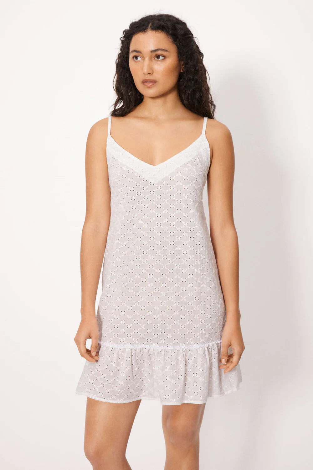 Abito corto con spalline, in cotone bianco ricamato